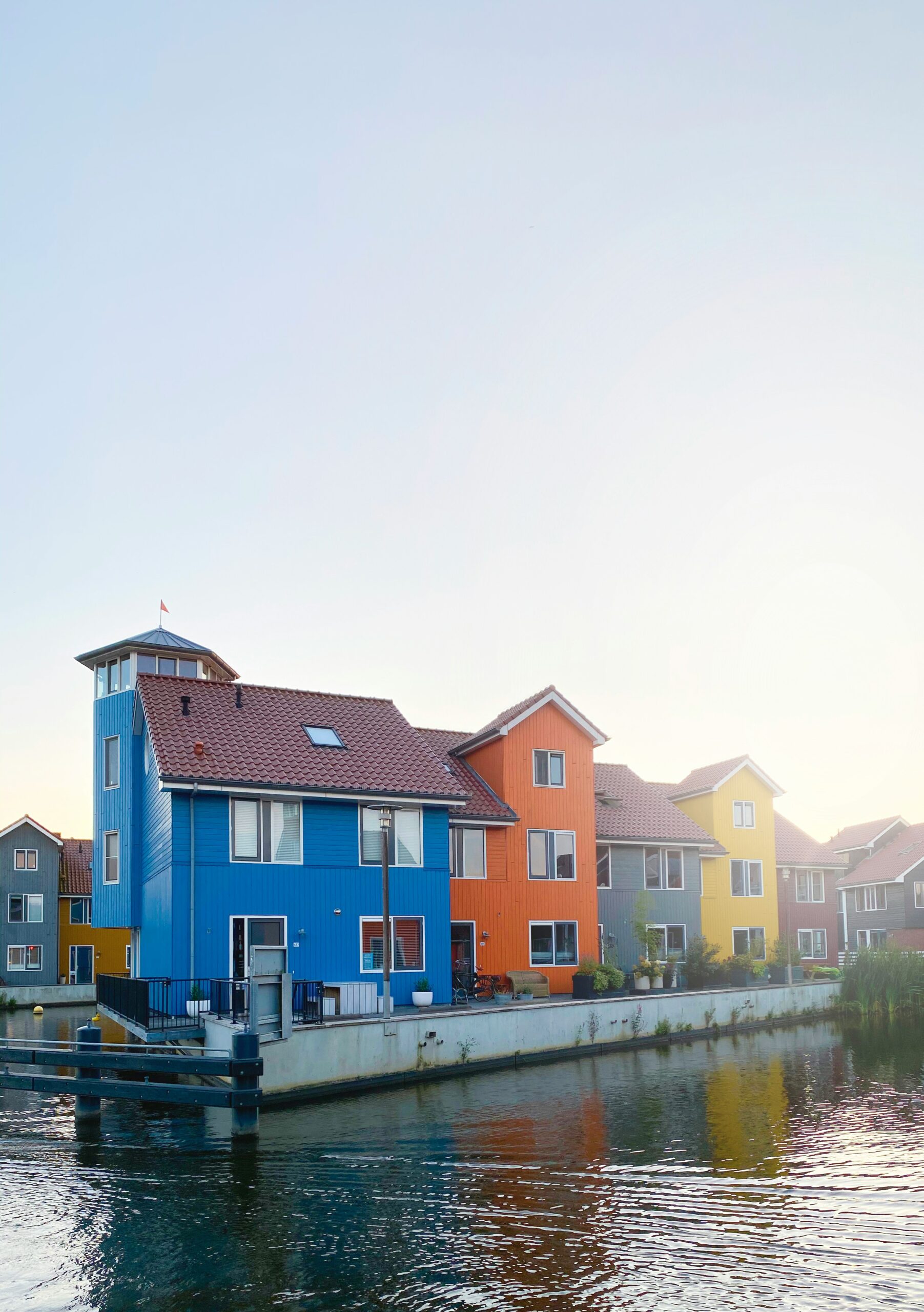 Reitdiephaven is een moderne wijk met een unieke, kleurrijke haven en een ontspannen woongevoel.